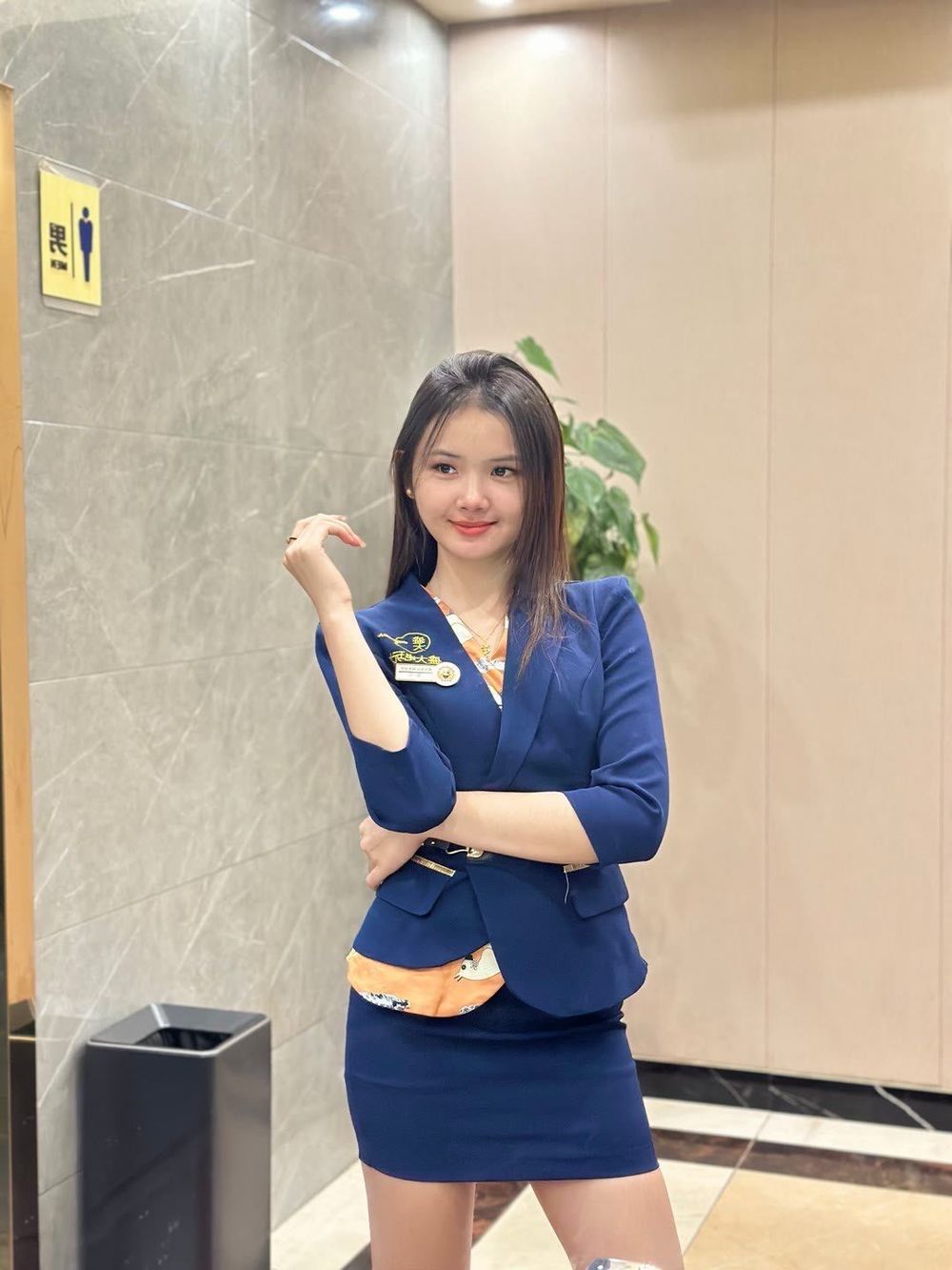 郑州酒店前台礼仪人员深色制服站姿实拍