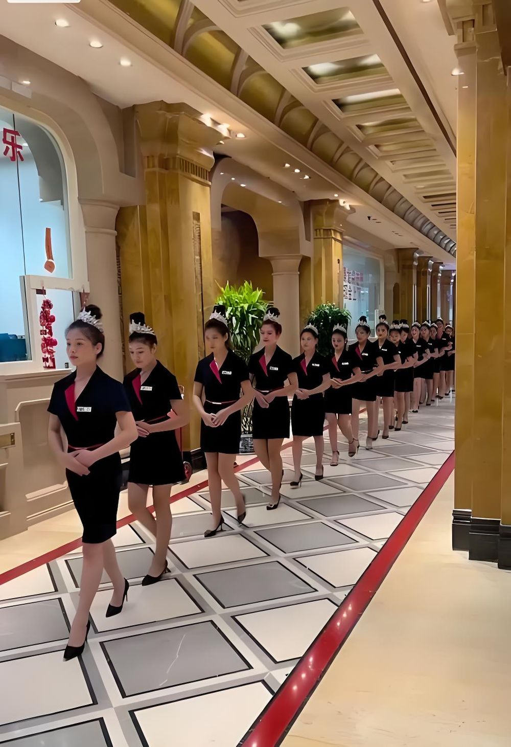 酒店大堂礼仪服务列队，黑色制服整齐站排